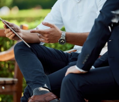 2 people looking at a tablet